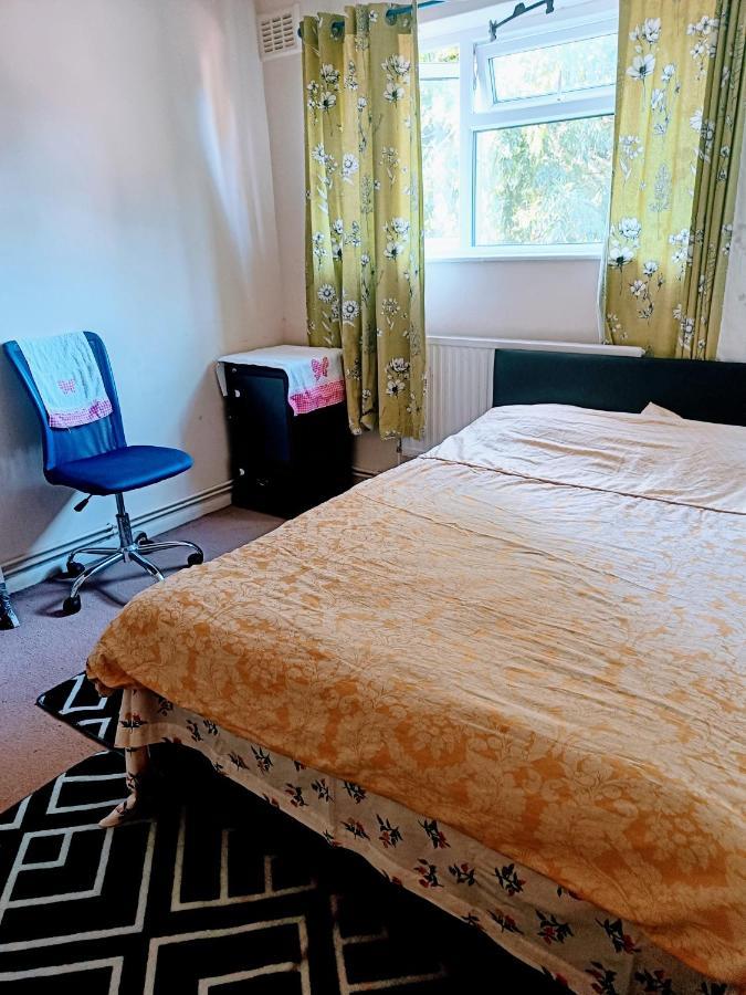 Comfortable Double Bedroom In London Hornchurch Eksteriør bilde